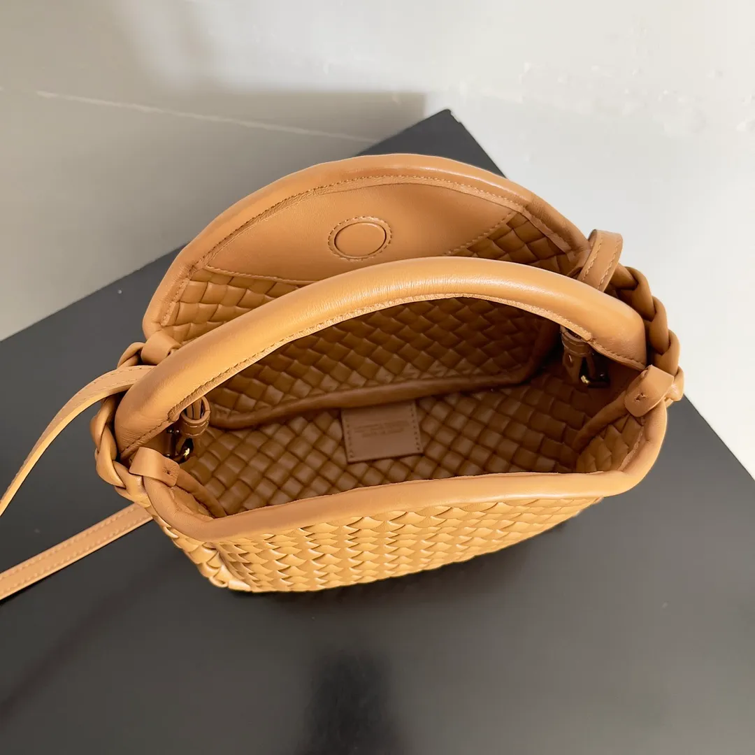 Batch 1760 BOTTEGA VENETA's new mini COBBLE bag. This season's mini Cobble series brings a new style of handbag. The body of the bag resembles the shape of a "Yuanbao", giving you good luck throughout autumn and winter! This Yuanbao bag is made of three pieces of quilted cotton and has an unlined body, showing its quiet power. The bag is carefully designed to create a three-dimensional look. The joints and edges are decorated with lambskin strips to create a sense of simplicity. The handbag is not lined, so you can directly appreciate the consistent lambskin on the outside and inside. It is beautiful both inside and outside. The top handle of this handbag is made of leather-wrapped rope and is quite sturdy. The detachable shoulder strap is secured by a leather buckle inside the bag. Can be carried by hand, carried on the shoulder or cross-body, very easy to match! Style number: 805739 Size: 23*11*8cm